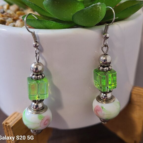 Dangle Earrings Green Cube Floral Bead Silver Tone Handmade Jewelry - Picture 1 of 6